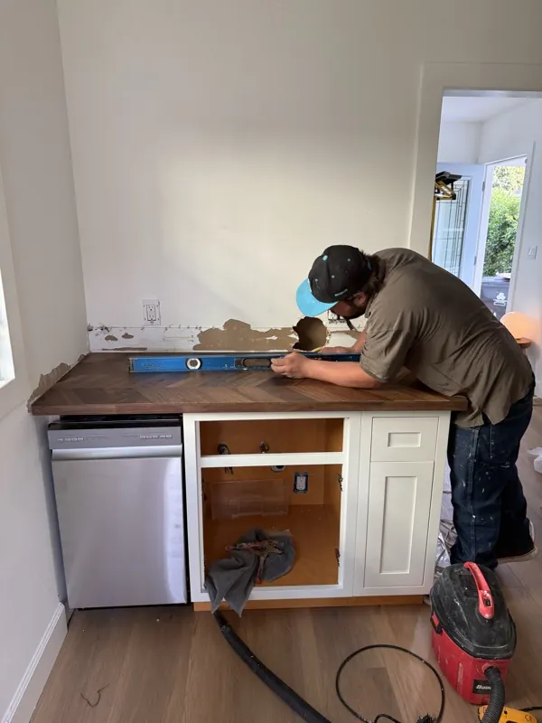 Leveling the butcher block countertop